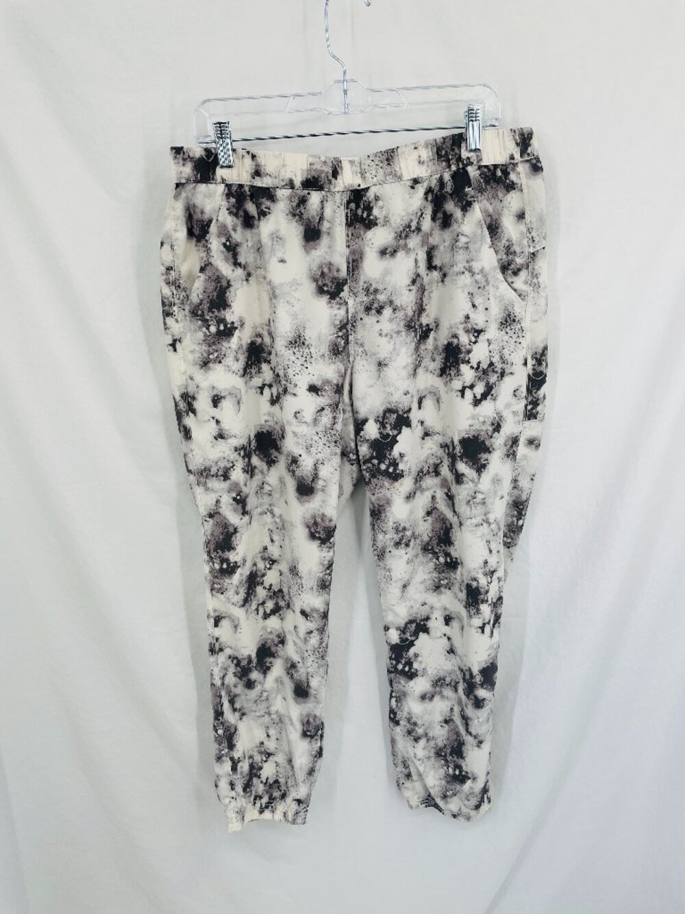 Intro Love the Fit Tie-Dye Cropped Pants